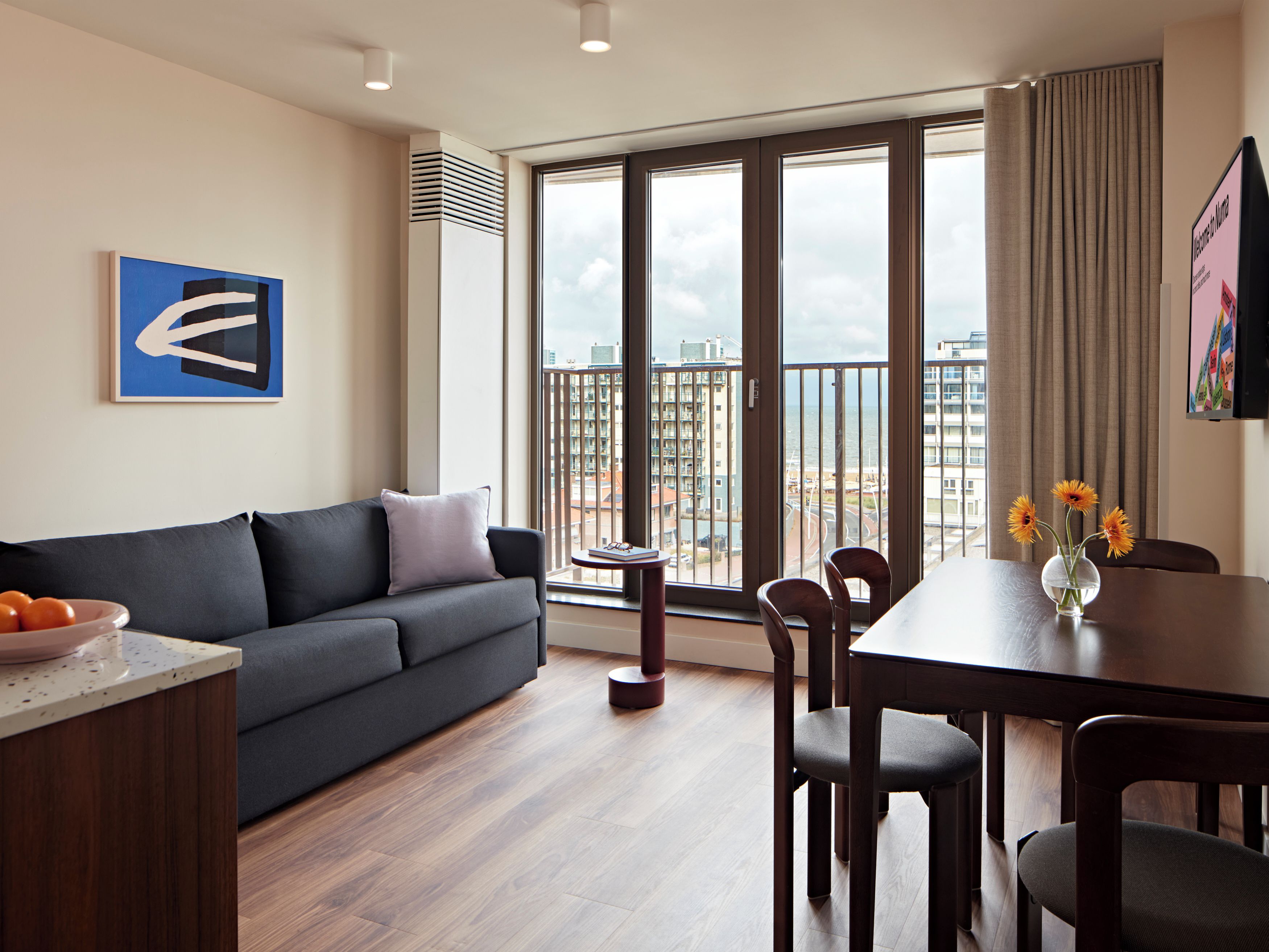 Apartamento, 1 habitación | Zona de estar | Smart TV de 43 pulgadas con canales digitales