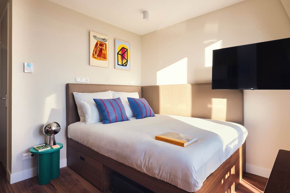 Studio Basic, balkon | Seprai premium, brankas, dan ruang kerja ramah laptop