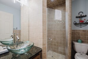 Shower, towels - 2C Beachwood - oceanfront, in-unit washer and dryer (Hilton Head Island)