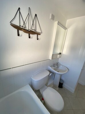 Hair dryer, towels, soap, toilet paper - Character cottage with stunning views, sleeps 4, 1 dog. AONB on SW coast path (Kingswear)