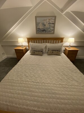 2 bedrooms, iron/ironing board, travel crib, free WiFi - Character cottage with stunning views, sleeps 4, 1 dog. AONB on SW coast path (Kingswear)