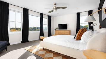 3 habitaciones, escritorio y tabla de planchar con plancha