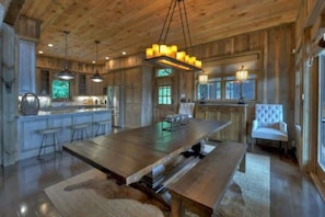 Dining - Luxury Looks | $700 Off Your Stay! (Cherry Log)