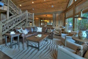 Tv, eldstad och kontor