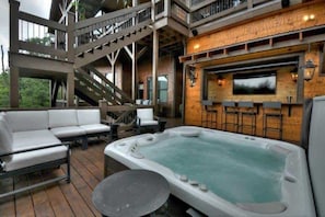 Outdoor spa tub - Luxury Looks | $700 Off Your Stay! (Cherry Log)