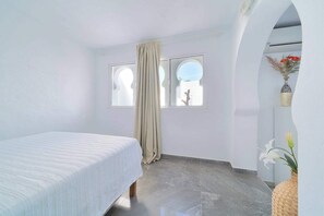 1 habitación, tabla de planchar con plancha y ropa de cama 