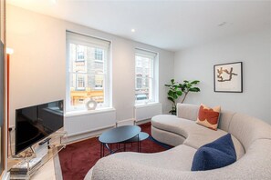 Apartment | Living area - Apartment-sleeps4-parking-100walkingscore (London)