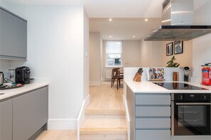 Apartment | Private kitchen | Fridge, microwave, oven, stovetop - Apartment-sleeps4-parking-100walkingscore (London)