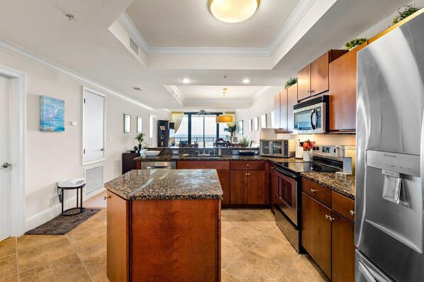 Kylskåp, mikrovågsugn, ugn och spishäll