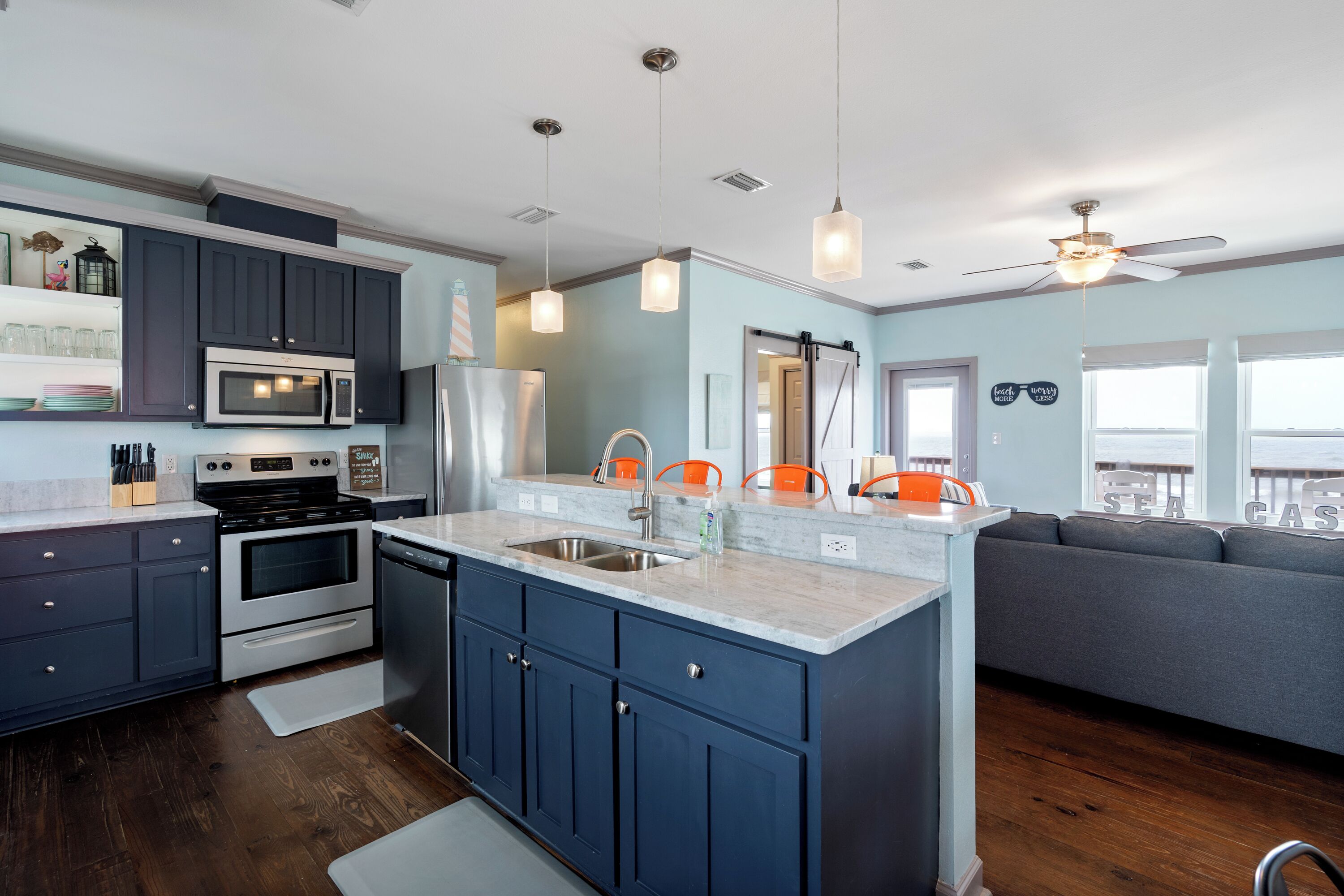 Kylskåp, mikrovågsugn, ugn och spishäll