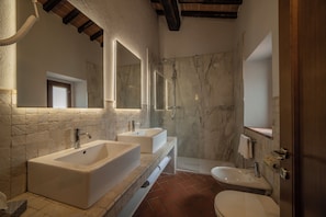 Quarto casal ou duplo luxo | Frigobar, cofres nos quartos, escrivaninha, berços grátis