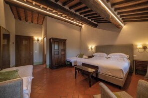 Habitación Deluxe con 1 cama matrimonial o 2 individuales | Minibar, caja de seguridad en la habitación y escritorio 