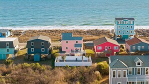 Uma área residencial costeira com casas próximas à praia, apresentando diversos estilos e cores arquitetônicas.