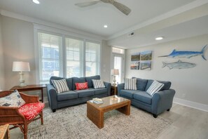 Smart TV, ping pong, books - Aloweha: Spacious 5BR oceanview house in Oak Island, ideal for 14 guests. (Oak Island)