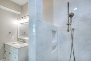 Shower, towels - Aloweha: Spacious 5BR oceanview house in Oak Island, ideal for 14 guests. (Oak Island)