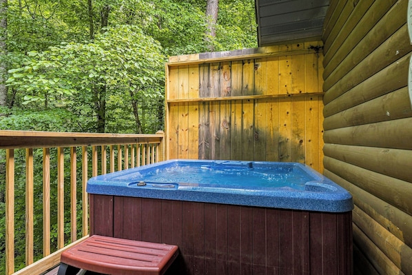 Outdoor spa tub - FREE Dollywood ticket! cozy cabin for up to 4 w/ hot tub, arcade, deck, Wi-Fi (Sevierville)
