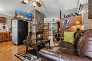 Smart TV, fireplace, video games, table football - FREE Dollywood ticket! cozy cabin for up to 4 w/ hot tub, arcade, deck, Wi-Fi (Sevierville)