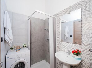 Vila, patio, pemandangan kebun | Kamar mandi