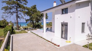 Terrace/patio - Aura Beachfront Private Pool Villa, Kriopigi (Kriopigi)