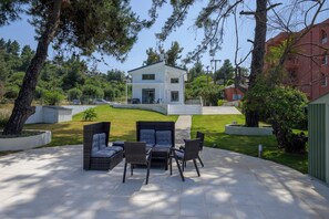 Terrace/patio - Aura Beachfront Private Pool Villa, Kriopigi (Kriopigi)