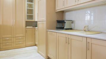 Fridge, stovetop, coffee/tea maker, cookware/dishes/utensils