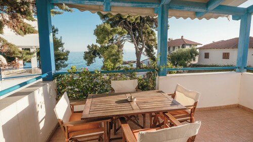 Serenity Beach Front Maisonette, Mola Kaliva