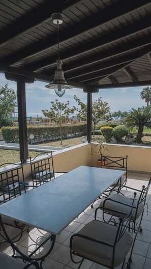 Outdoor dining - Encore Sea Side Villa, Posidi (Possidi)