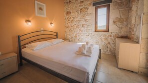 2 slaapkamers, een strijkplank/strijkijzer, reisbedje, wifi