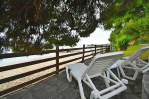 Property grounds - Barlee Beachfront House, Metamorfosi (Metamorfosi)