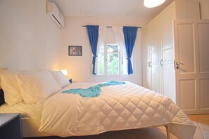 2 bedrooms, iron/ironing board, travel cot, WiFi - Barlee Beachfront House, Metamorfosi (Metamorfosi)