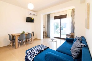 TV - Harry Sea Side Family Apartment, Yerakini (Yerakini)