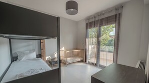 4 makuuhuonetta, silitysrauta/-lauta, vauvan matkasänky, Wi-Fi
