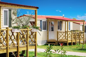 A row of mobile homes with wooden decks and a red roof. - Aminess Planet Camping Holiday Homes Sirena (Novigrad)