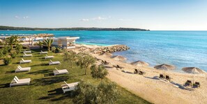A beach resort with sun loungers, umbrellas, and a pool. - Aminess Planet Camping Holiday Homes Sirena (Novigrad)