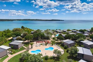 A resort with multiple buildings, a central swimming area, and a view of the sea. - Aminess Planet Camping Holiday Homes Sirena (Novigrad)