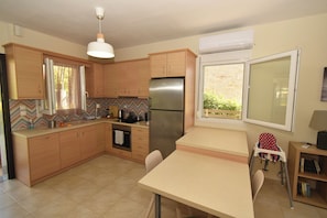 Fridge, oven, stovetop, coffee/tea maker