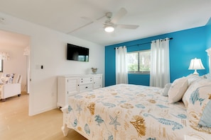 Apartment (2 Bedrooms) | Interior - Lanai & Beach Gear: Casa Bella Condo 5 Mi to Sand! (Fort Myers)