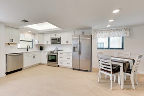 Apartment (2 Bedrooms) | Interior - Lanai & Beach Gear: Casa Bella Condo 5 Mi to Sand! (Fort Myers)