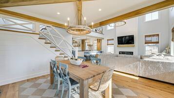 House (5 Bedrooms) | Interior