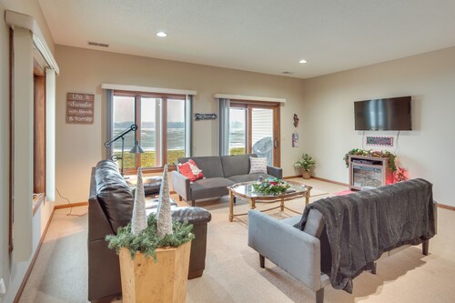 Spacious Lakefront Home w/ Spectacular Views!