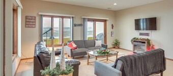 Spacious Lakefront Home w/ Spectacular Views!