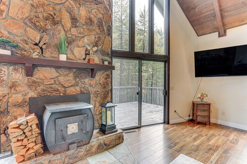 Private Cabin w/ Forest Views & Grill in Lakehead!