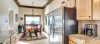 4 Mi to Black Canyon: Mtn-view Apt in Montrose!