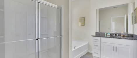 Douche, séchoir à cheveux, serviettes fournies, shampooing