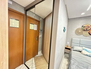 1 habitación, escritorio, tabla de planchar con plancha y wifi 