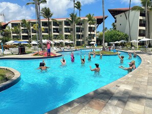 Alberca techada y alberca al aire libre