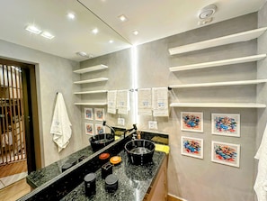 Regadera, secadora de cabello, toallas, jabón 