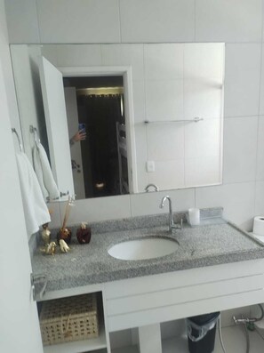 Shower, towels, toilet paper - Ground floor apartment, in the VG Sun condominium. Condominium right on the sand. (Caucaia)