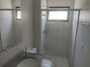 Shower, towels, toilet paper - Ground floor apartment, in the VG Sun condominium. Condominium right on the sand. (Caucaia)