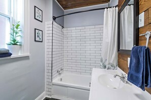 Dusj, hårføner og håndklær